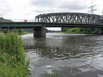 Ems – Blick flussaufwärts auf die Brücke der L40