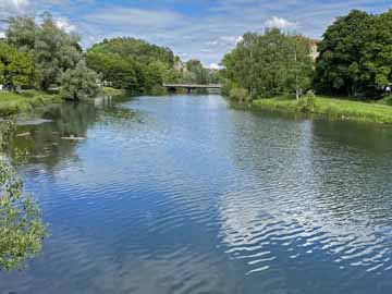 Donau – Blick vom Steg am Bootshaus flussabwärts