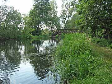 Burg-Lübbener-Kanal – Fußgängerbrücke unterh. der Schleuse Batzlin