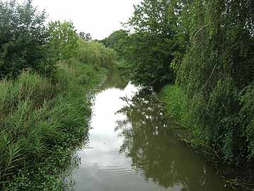 Vetschauer Mühlenfließ – Brücke südöstl. Kossateich, Blick flussaufwärts