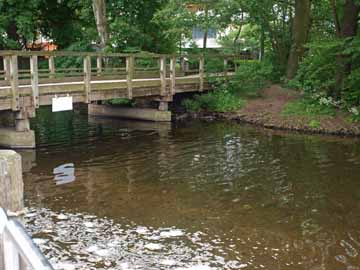 Schwentine – Fußgängerbrücke Höhe Mündung in den Dieksee