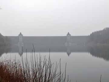 Ausgleichsbecken Günne – Blick vom Nordufer mit Staumauer des Möhnesees