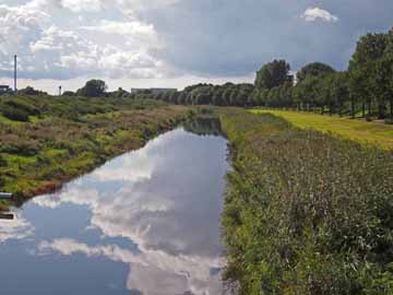 Vorfluter 02 – Blick von der Brücke Otto-Hahn-Straße Richtung Westen