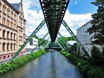 Wupper – Brücke Tannenbergstraße, Blick flussaufwärts