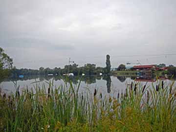 Heuchelheimer Badesee&nbsp;&ndash;&nbsp;Blick auf das Wasserski-Zentrum am Nordufer