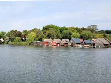 Röbeler Binnensee – Bootshäuser am Nordufer des Binnensees