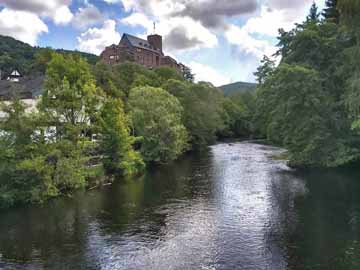Rur – Blick flussaufwärts mit der Burg Hengebach
