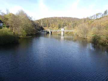 Lenne – Blick von der Lenne-Brücke Ehlhausen flussabwärts