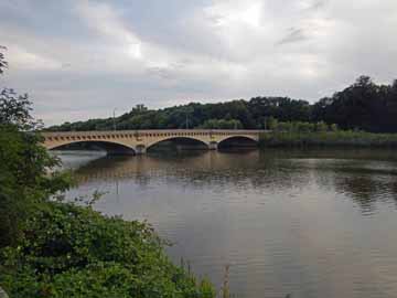 Elsterbecken&nbsp;&ndash;&nbsp;Blick vom Ostufer auf die Landauer Brücke
