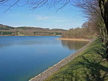 Große Dhünntalsperre – Blick entlang des Dammes Richtung Norden