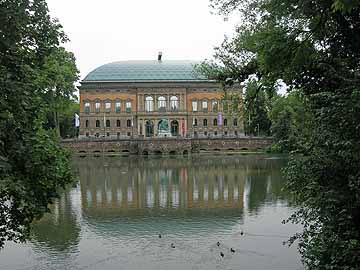 Kaiserteich – Blick auf das Ständehaus am Südufer des Kaiserteichs