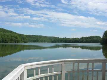 Ukleisee – Blick von der Aussichtsplattform über den See