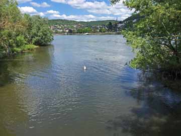 Ahr – Holzbrücke an der Ahrmündung, Blick flussabwärts