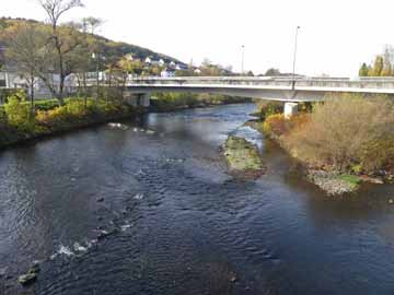 Lenne – Blick von der Brücke Bahnhofstraße flussabwärts