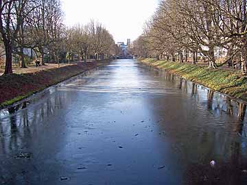 Lindenthaler Kanal, Bereich Clarenbachstraße – Blick von Fußgängerbrücke