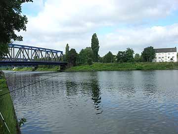 Rhein-Herne-Kanal (RHK) – Blick Richtung Brücke Ruhrorter Straße