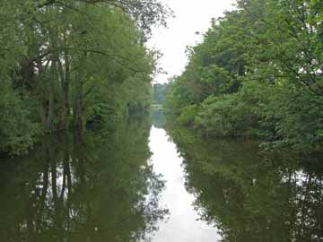 Schwentine – Fußgängerbrücke Höhe Kläranlage, Blick flussaufwärts