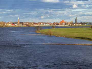 Elbe – Die Elbe bei Wittenberge, Blick von der Straßenbrücke stromaufwärts