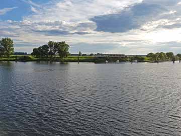 Hafen Wittenberge – Blick auf das Bootshaus am Südufer des Hafens