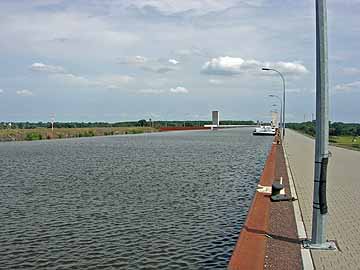 Mittellandkanal (MLK) – Blick Richtung Trogbrücke über die Elbe