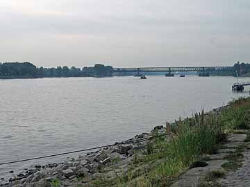 Rhein – Blick flussaufwärts Richtung Eisenbahnbrücke
