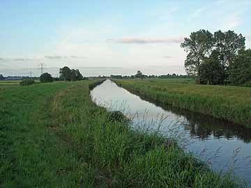 Südgeorgsfehnkanal – Blick von der Brücke Richtung Osten