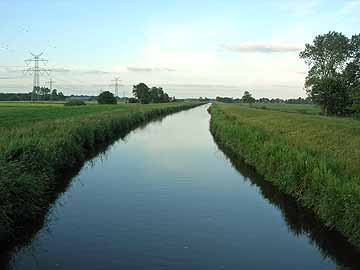 Südgeorgsfehnkanal – Blick von der Brücke Richtung Osten