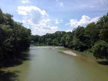 Isar – Blick von der Fußgängerbrücke flussaufwärts