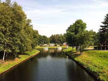 Nordgeorgsfehnkanal (NGFK) – Brücke Bootsweg, Blick Richtung Mündung in den EJK