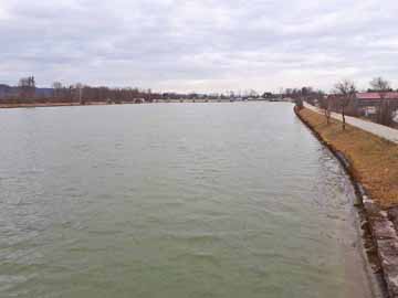 Inn – Blick von der Straßenbrücke Richtung Neuöttinger Wehr