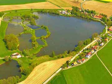 Kornthaner Weiher – Blick auf die Teichanlage in Kornthan