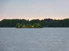 Gudelacksee – Blick vom Ostufer, kleine Insel vor großer Insel