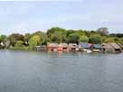 Röbeler Binnensee – Bootshäuser am Nordufer des Binnensees