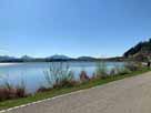 Hopfensee – Blick entlang der Uferpromenade