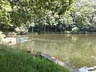Thanninger Weiher (1. Weiher) – Seeende mit Schleuse und Bademöglichkeit
