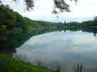 Autobahnweiher – Blick entlang des Westufers über den See