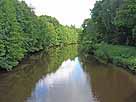 Goldfischdever – Blick von der Brücke der B70 flussaufwärts